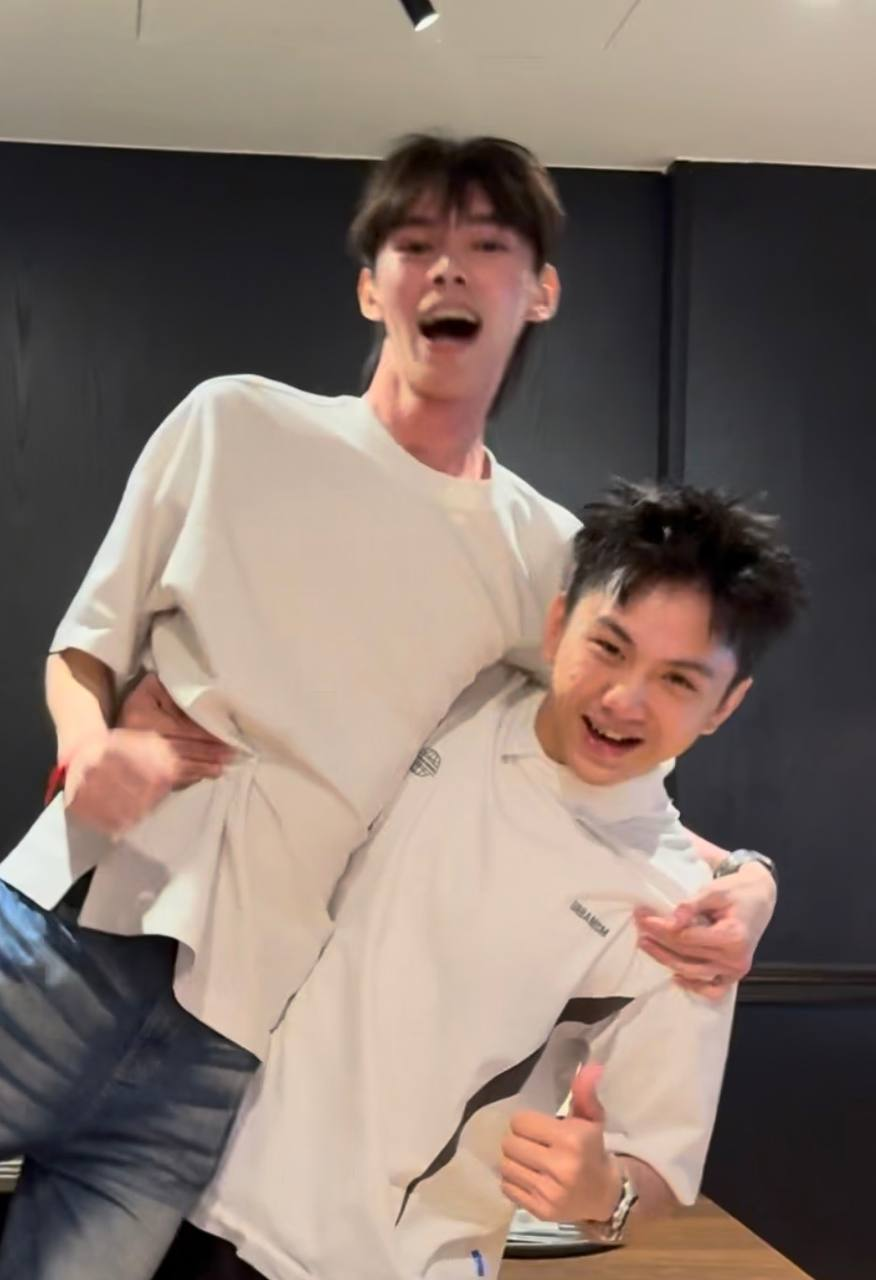 MR.MGB 两位成员